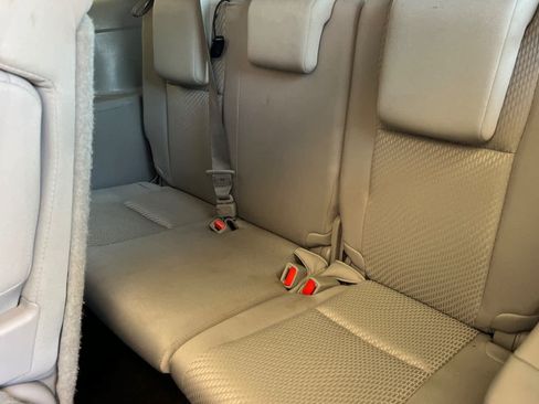 Used 2017 Toyota Highlander LE w/ Carpet Mat Package AWD/4WD image 16