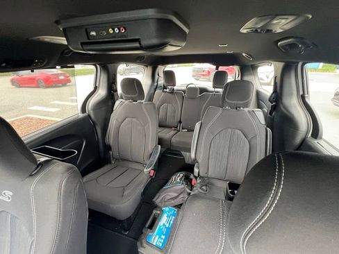 Used 2019 Chrysler Pacifica Touring Plus w/ S Appearance Package FWD image 16