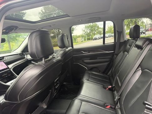 Used 2022 Jeep Grand Cherokee Limited AWD/4WD image 10