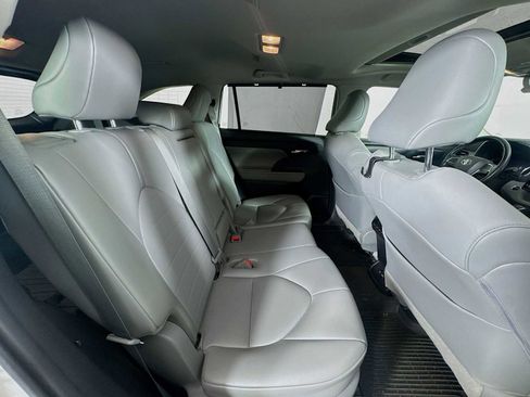 Used 2020 Toyota Highlander XLE image 25