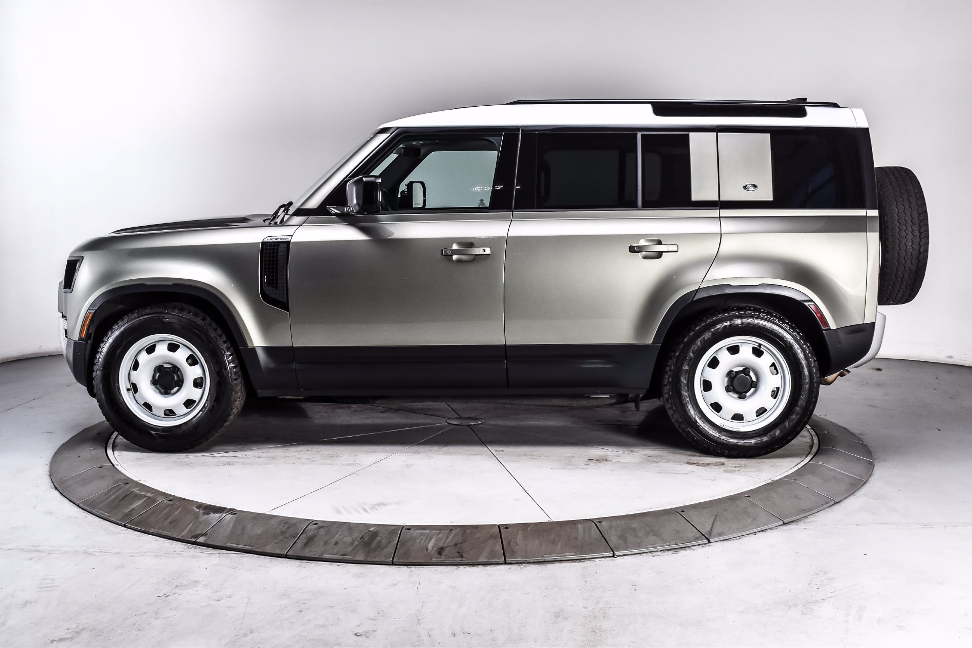 Used 2024 Land Rover Defender 110 S AWD/4WD image 2