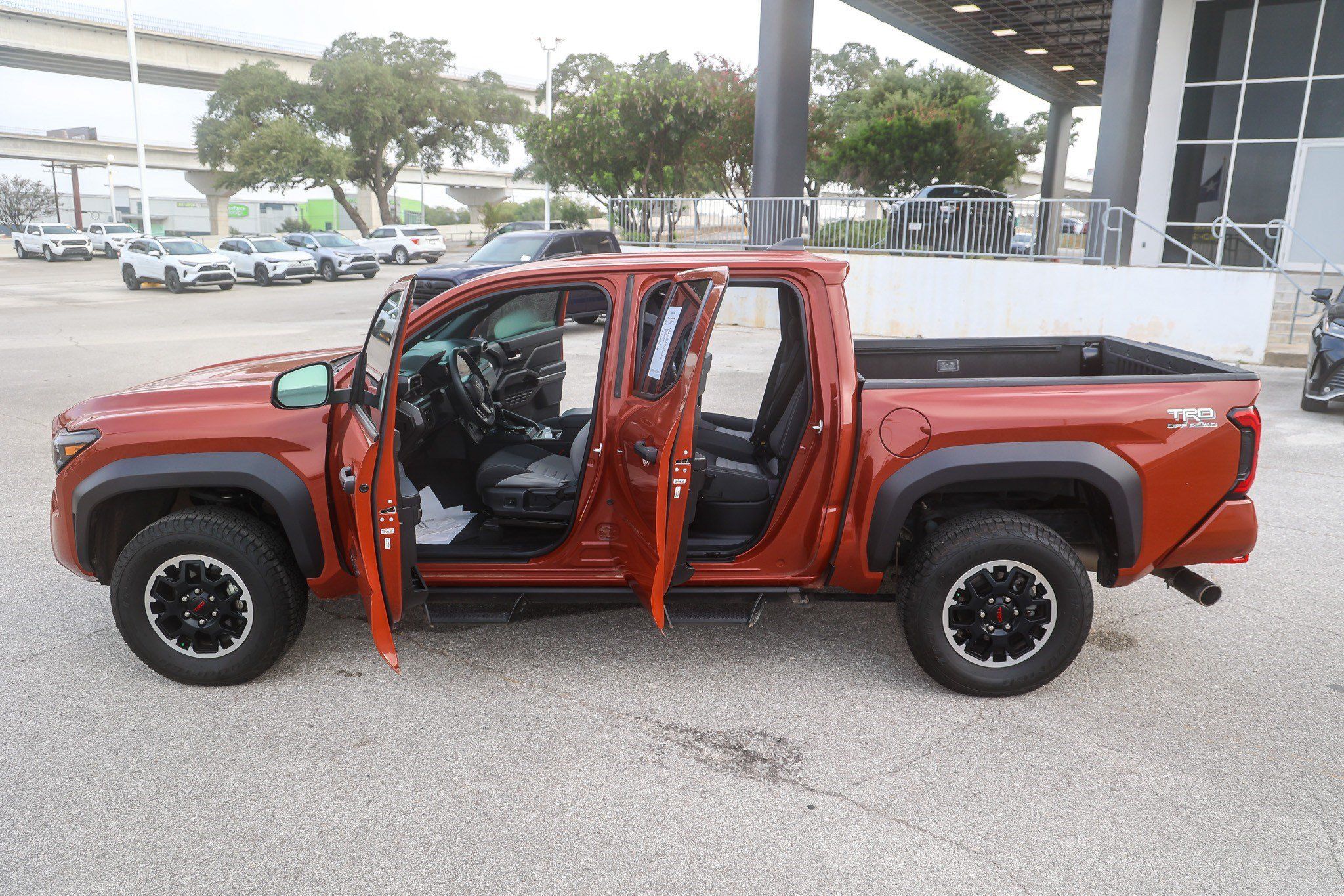 Certified 2025 Toyota Tacoma TRD Off-Road AWD/4WD image 11