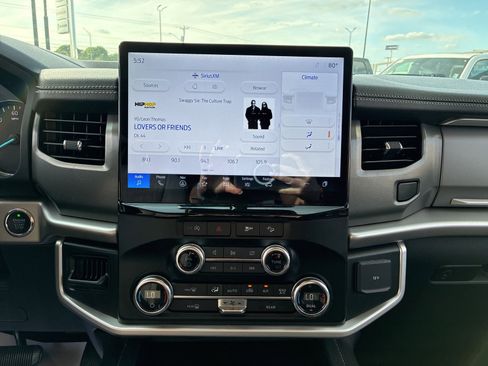 Used 2024 Ford Expedition XLT image 15