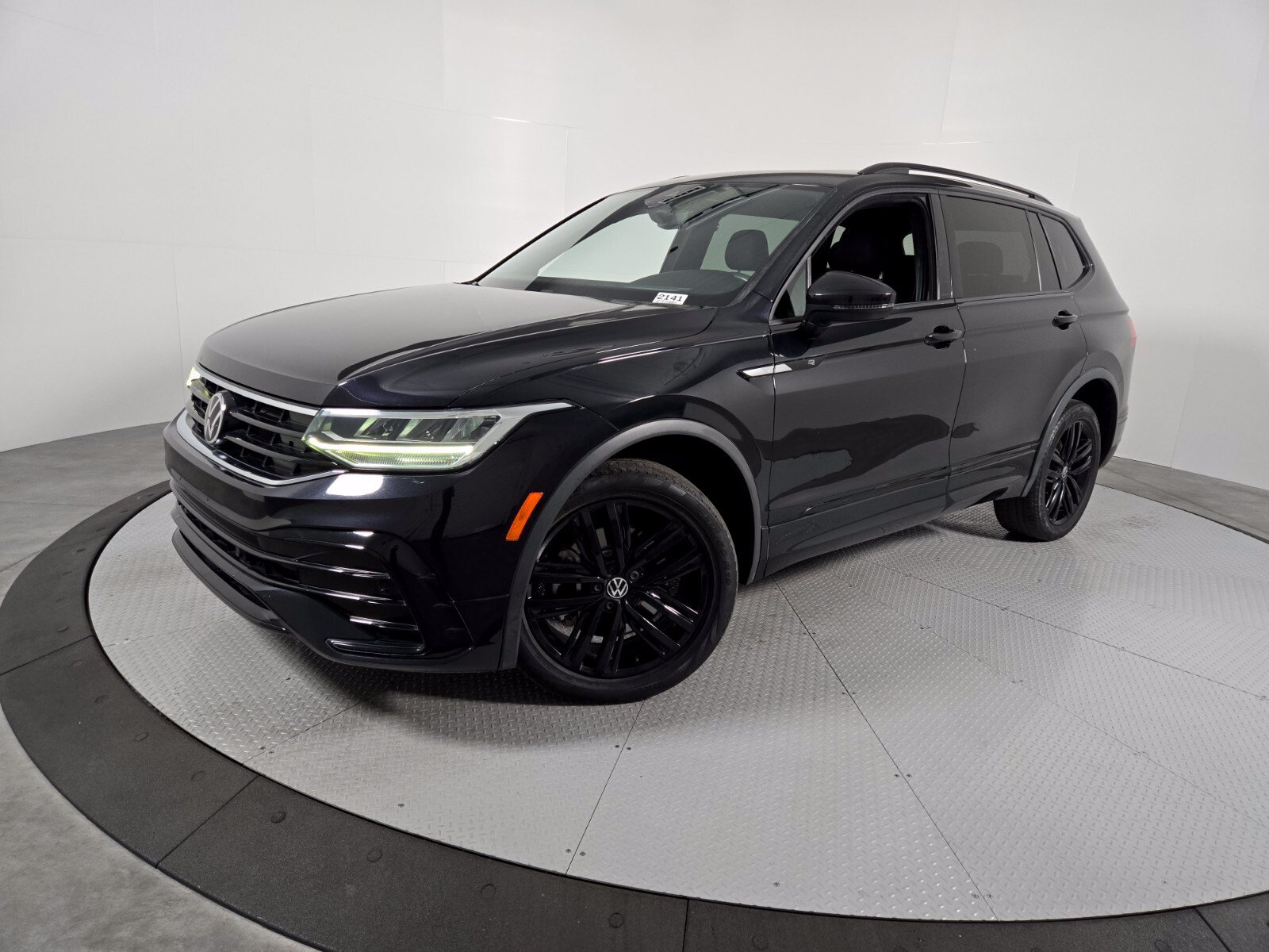 Used 2022 Volkswagen Tiguan SE R-Line FWD image 1