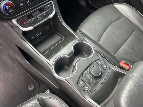 Used 2022 GMC Terrain SLT image 24