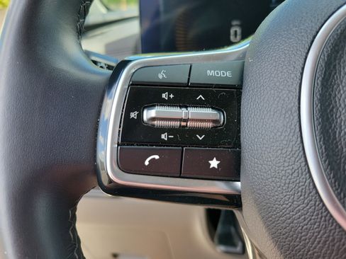 Used 2025 Kia Carnival image 23