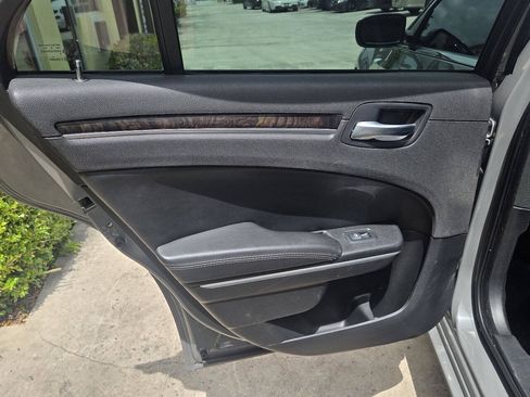 Used 2019 Chrysler 300 Limited RWD image 14