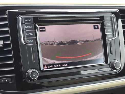 Used 2019 Volkswagen Beetle 2.0T S image 22