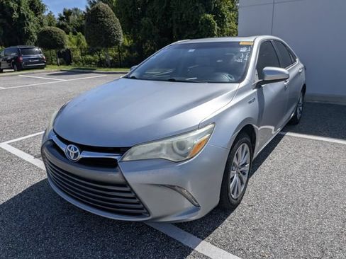 Used 2017 Toyota Camry XLE w/ Moonroof Package FWD image 2