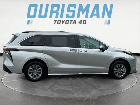 Used 2025 Toyota Sienna XLE FWD image 8