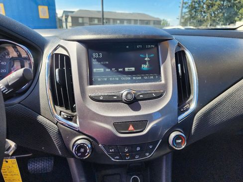 Used 2017 Chevrolet Cruze LT FWD image 18