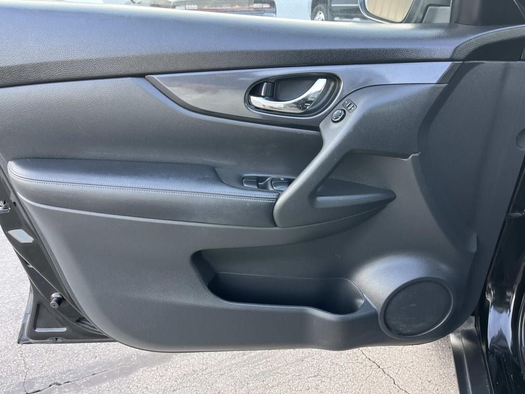 Used 2020 Nissan Rogue SV FWD image 25