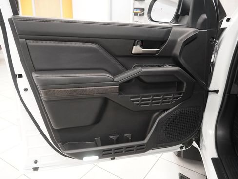 Used 2025 Toyota Tacoma Limited AWD/4WD image 17