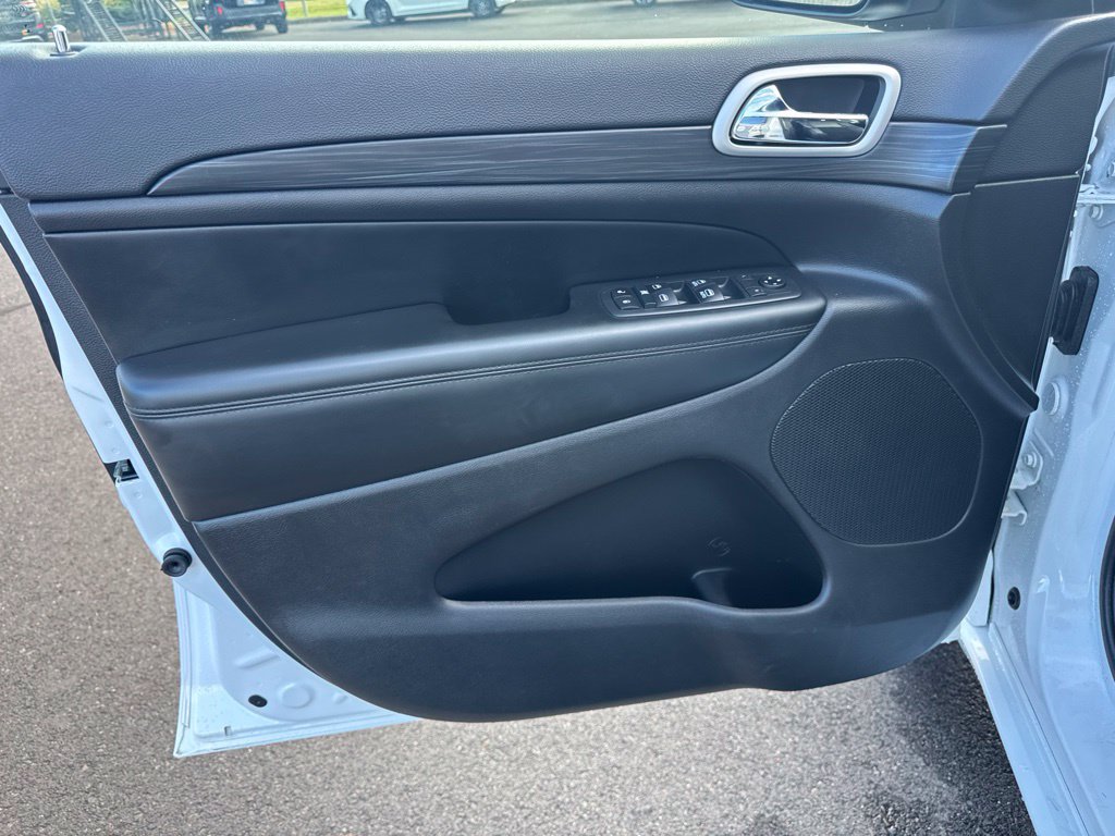 Used 2020 Jeep Grand Cherokee Altitude AWD/4WD image 19
