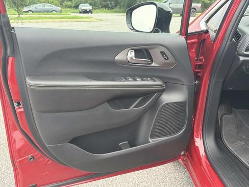 New 2027 Chrysler Pacifica Select AWD/4WD image 14