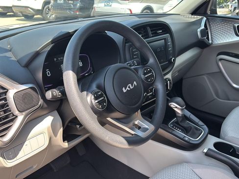 Used 2025 Kia Soul LX w/ LX Technology Package FWD image 11