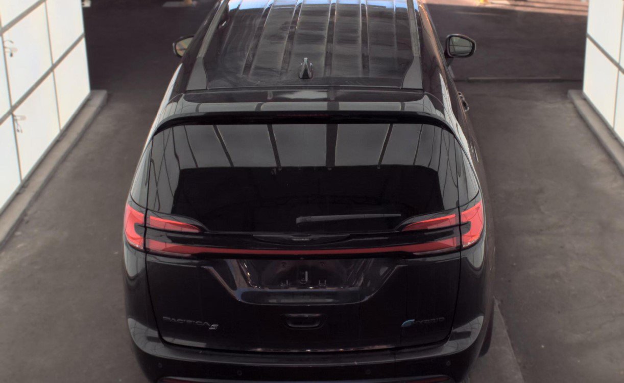 Used 2023 Chrysler Pacifica Touring-L w/ S Appearance Package FWD image 4