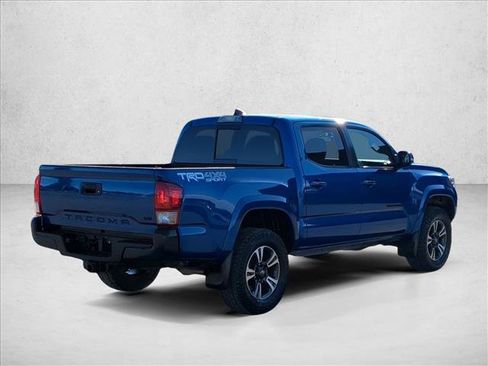 Used 2017 Toyota Tacoma TRD Sport w/ Tow Package (A/T) image 5