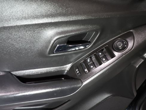 Used 2021 Chevrolet Trax LT w/ Premium Seat Package image 7