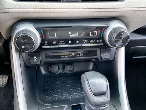Used 2020 Toyota RAV4 XLE FWD image 33