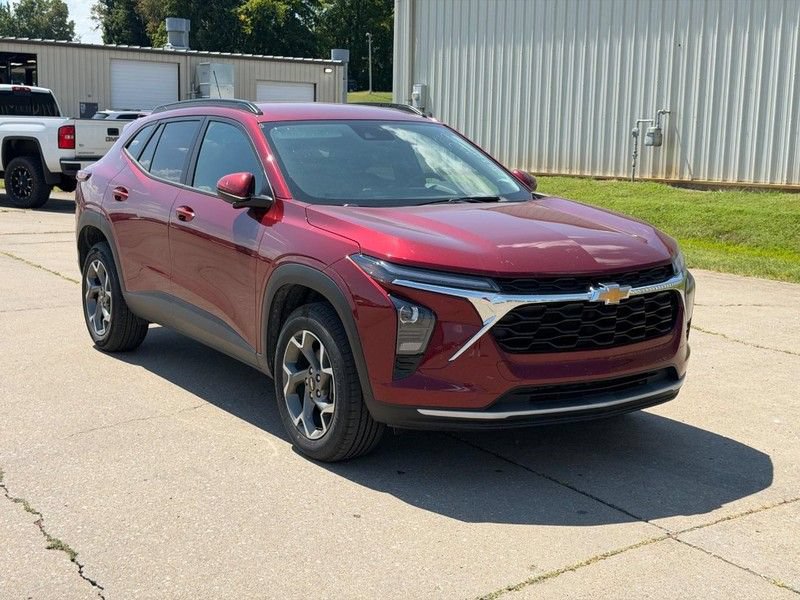Used 2025 Chevrolet Trax LT FWD image 1