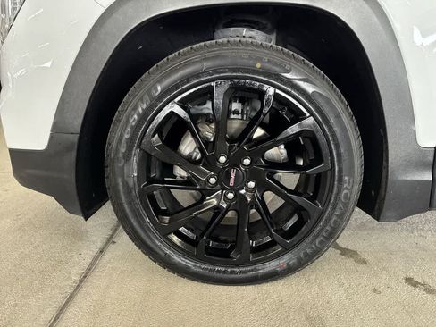 Used 2024 GMC Terrain SLE w/ Driver Convenience Package FWD image 10