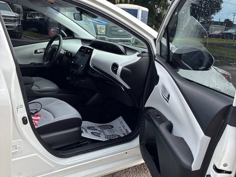 Used 2020 Toyota Prius LE FWD image 6