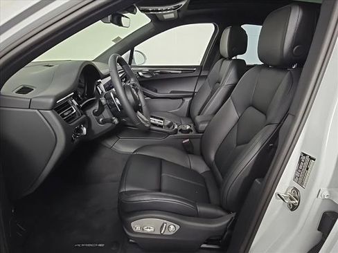 Certified 2025 Porsche Macan image 5