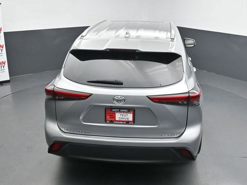 Used 2022 Toyota Highlander XLE AWD/4WD image 33