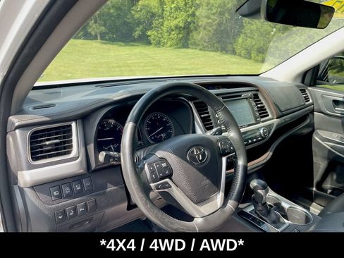 Used 2017 Toyota Highlander Limited AWD/4WD image 2