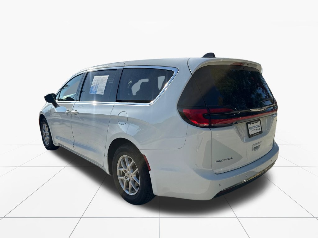 Used 2025 Chrysler Pacifica Select FWD image 6