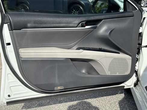 Used 2018 Toyota Camry image 21