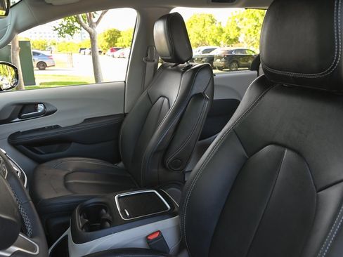 Used 2024 Chrysler Pacifica Touring-L image 13