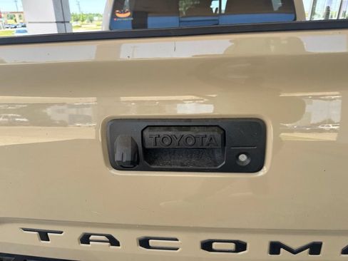 Used 2019 Toyota Tacoma TRD Off-Road AWD/4WD image 7