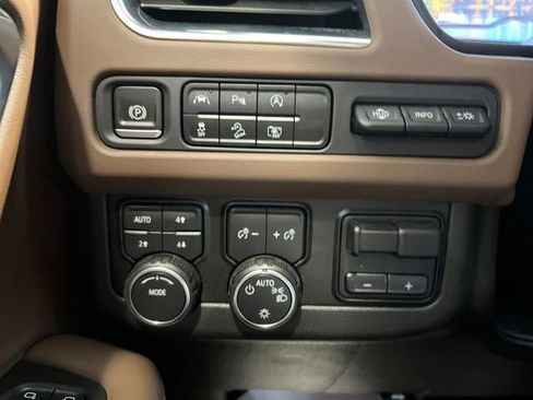 Used 2024 Chevrolet Suburban High Country w/ Premium Package image 18