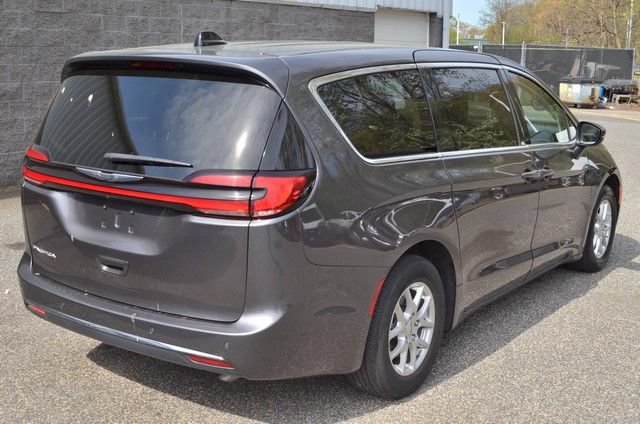 Used 2023 Chrysler Pacifica Touring-L FWD image 8