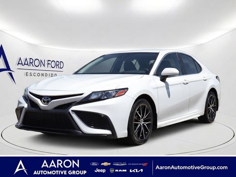 Used 2022 Toyota Camry SE FWD image 1