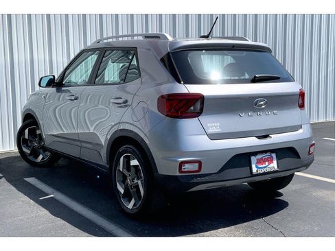 Used 2025 Hyundai Venue SEL FWD image 9