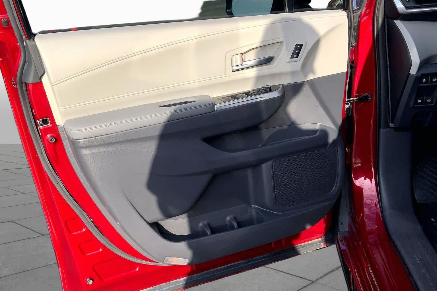 Used 2023 Toyota Sienna Limited FWD image 22