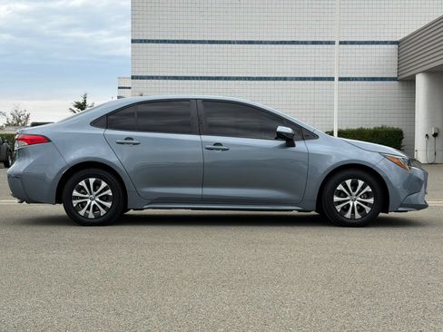 Used 2022 Toyota Corolla LE FWD image 3