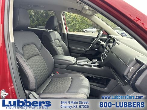 Used 2025 Nissan Pathfinder SV image 21