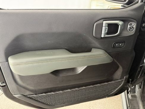 Used 2024 Jeep Gladiator Mojave AWD/4WD image 8