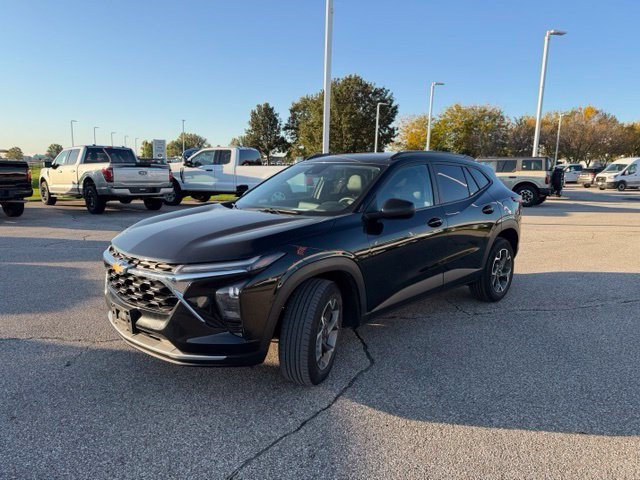 Used 2024 Chevrolet Trax LT w/ LT Convenience Package FWD image 3
