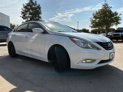 Used 2011 Hyundai Sonata SE w/ Navigation & Sunroof Pkg 4 FWD image 4