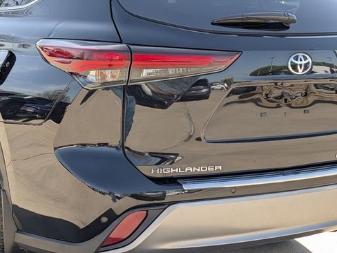 Used 2024 Toyota Highlander Platinum image 9