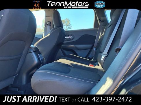 Used 2016 Jeep Cherokee Latitude w/ Cold Weather Group image 10