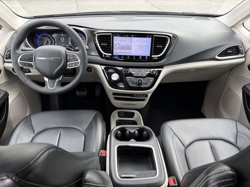 Used 2024 Chrysler Pacifica Touring-L image 4