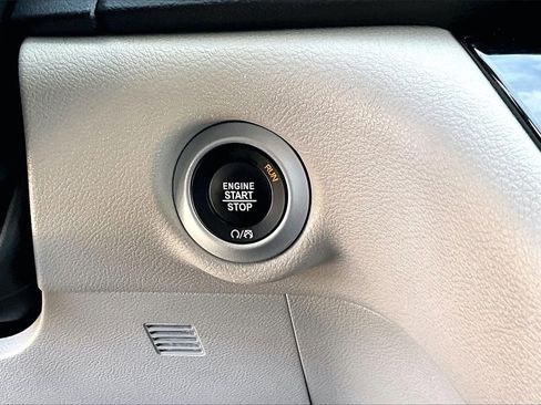 Certified 2024 Chrysler Pacifica Touring-L image 27