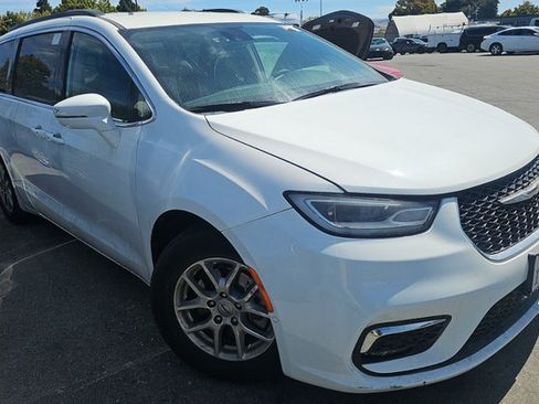 Used 2022 Chrysler Pacifica Touring-L w/ Uconnect Theater Family Group FWD image 2