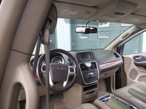 Used 2015 Chrysler Town & Country Touring w/ Driver Convenience Group image 16